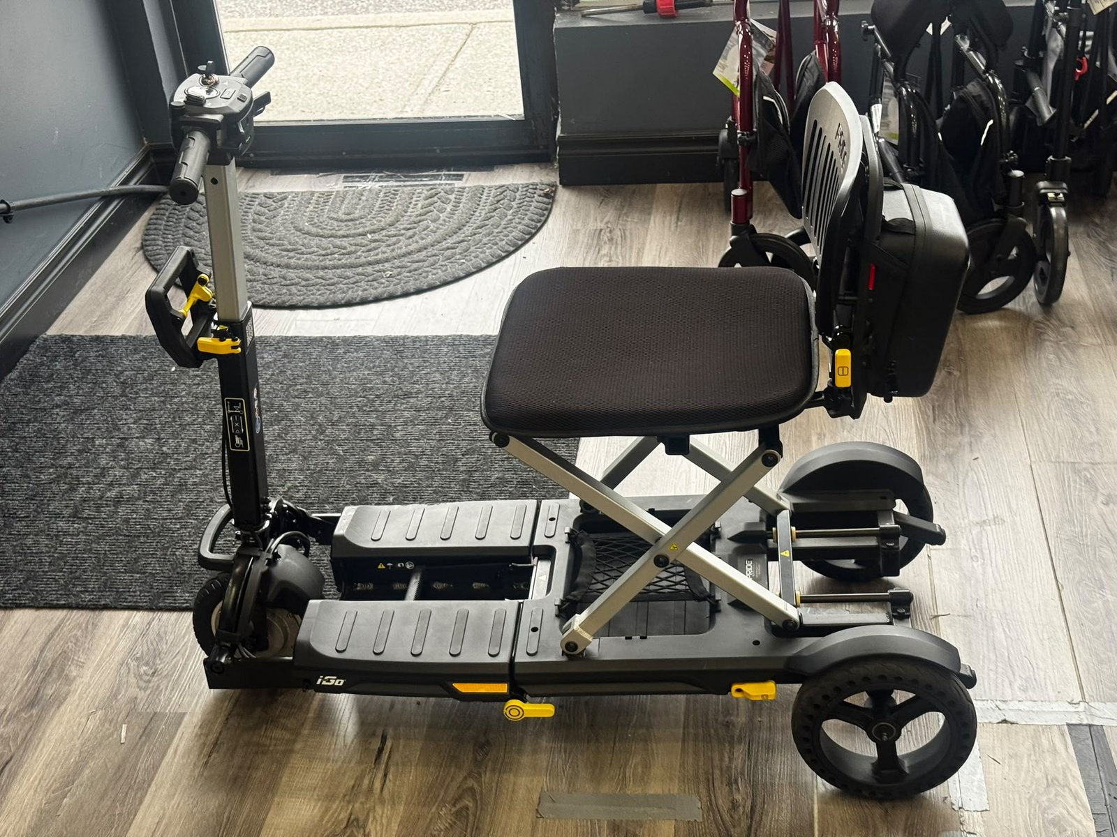 i-Go Folding Scooter 3 Wheels (Floor Model). - Image 9