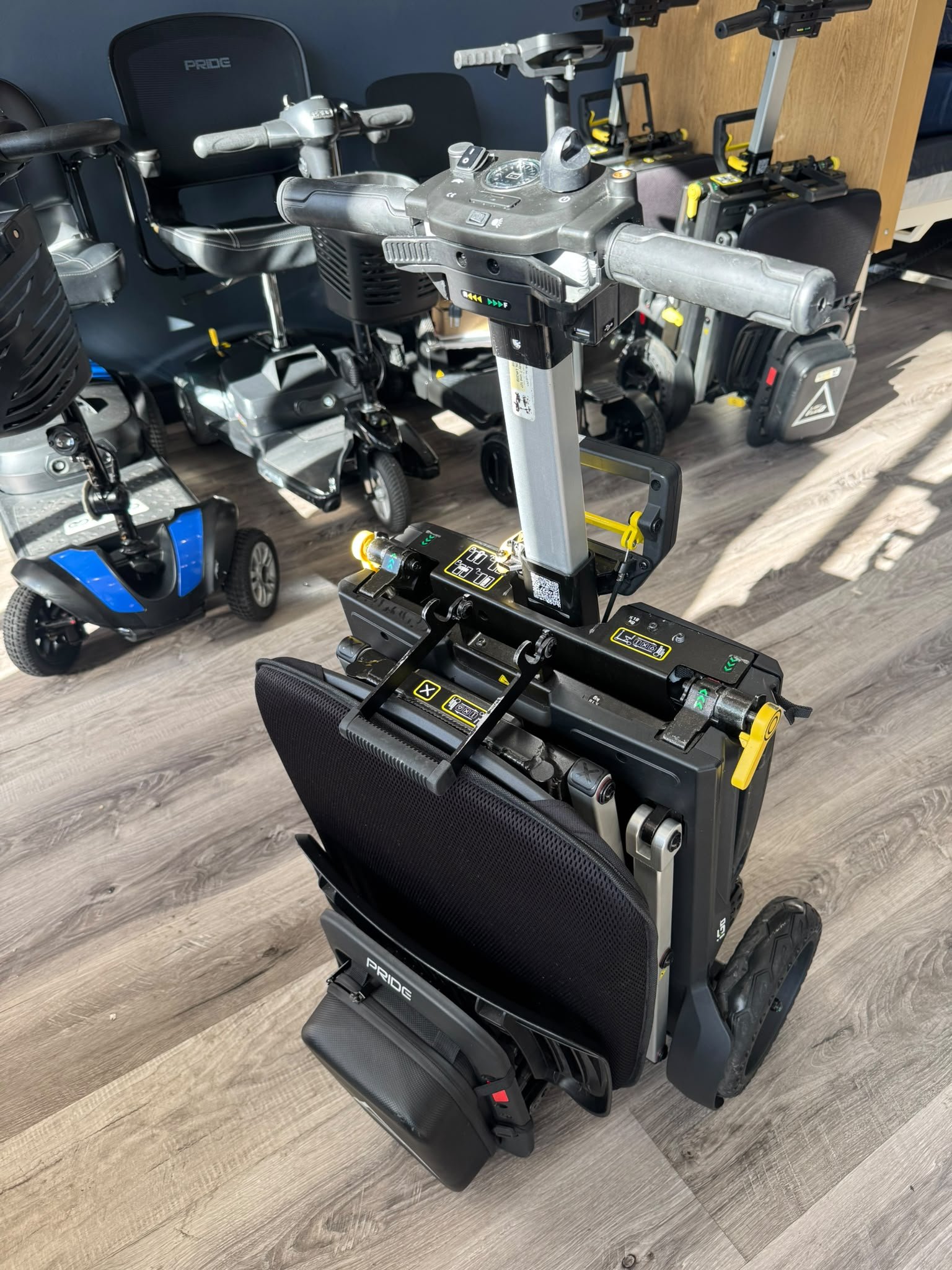 i-Go Folding Scooter 3 Wheels (Floor Model)... - Image 12